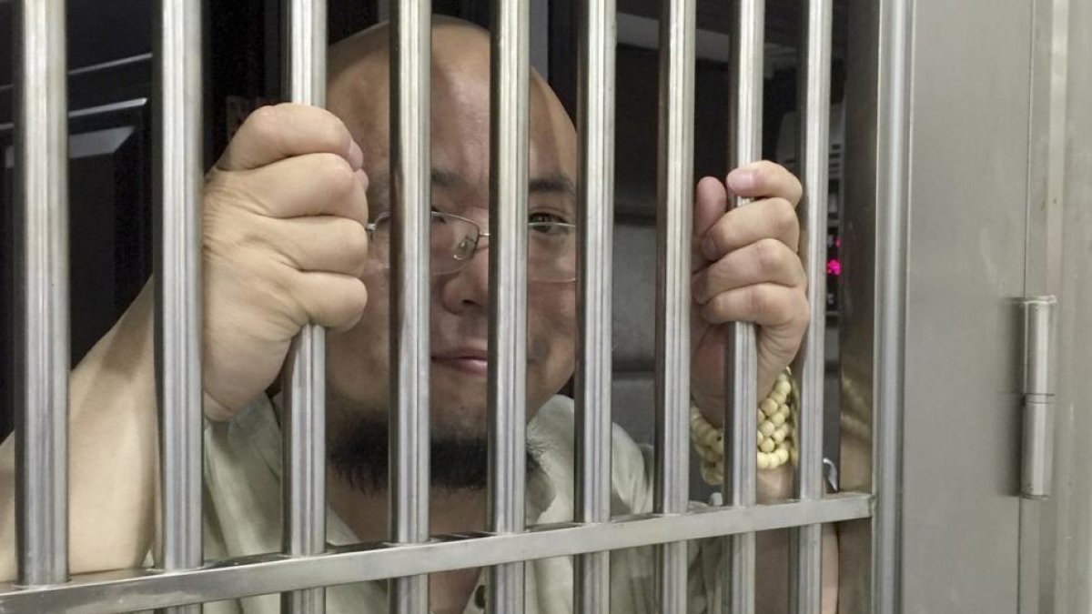 Wu Gan, detenido en la comisaría de Nanchang, en una imagen de mayo del 2015.-/ NHG (AP)