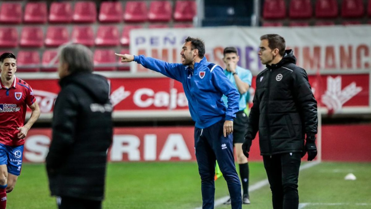 Iñaki Bea da instrucciones a sus jugadores durante el último partido del Numancia frente a la UD Logroñés. MARIO TEJEDOR