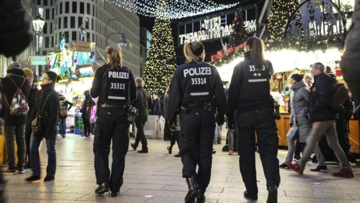 La policía patrulla en el mercadillo navideño Breitscheidplatz en Berlín, un año después del atentado.-AP / MARKUS SCHREIBER