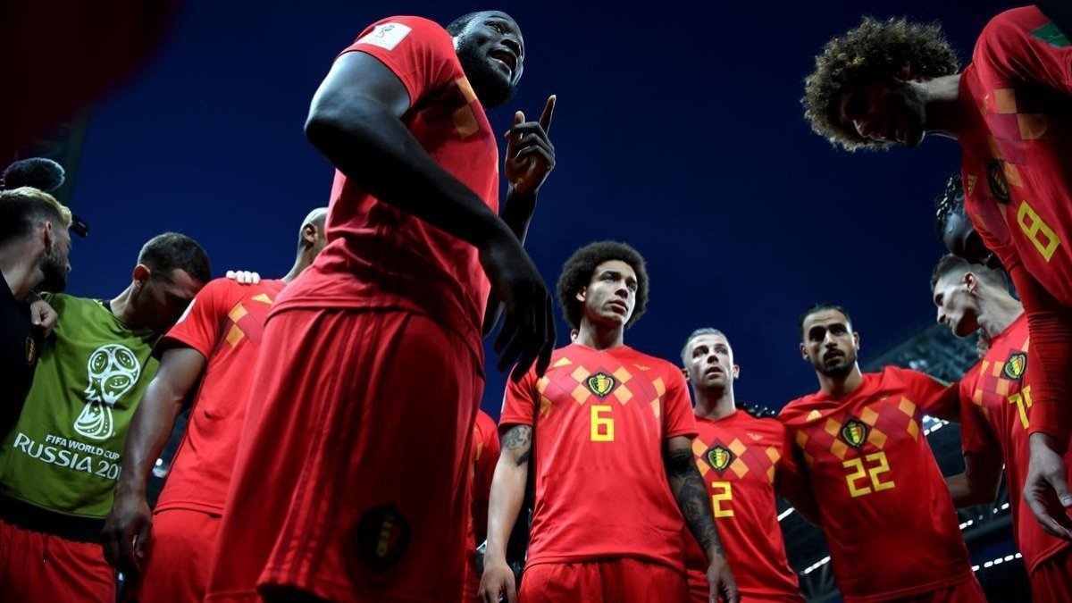 Lukaku da una charla motivacional durante el partido ante Brasil.-GETTY / SHAUN BOTTERILL
