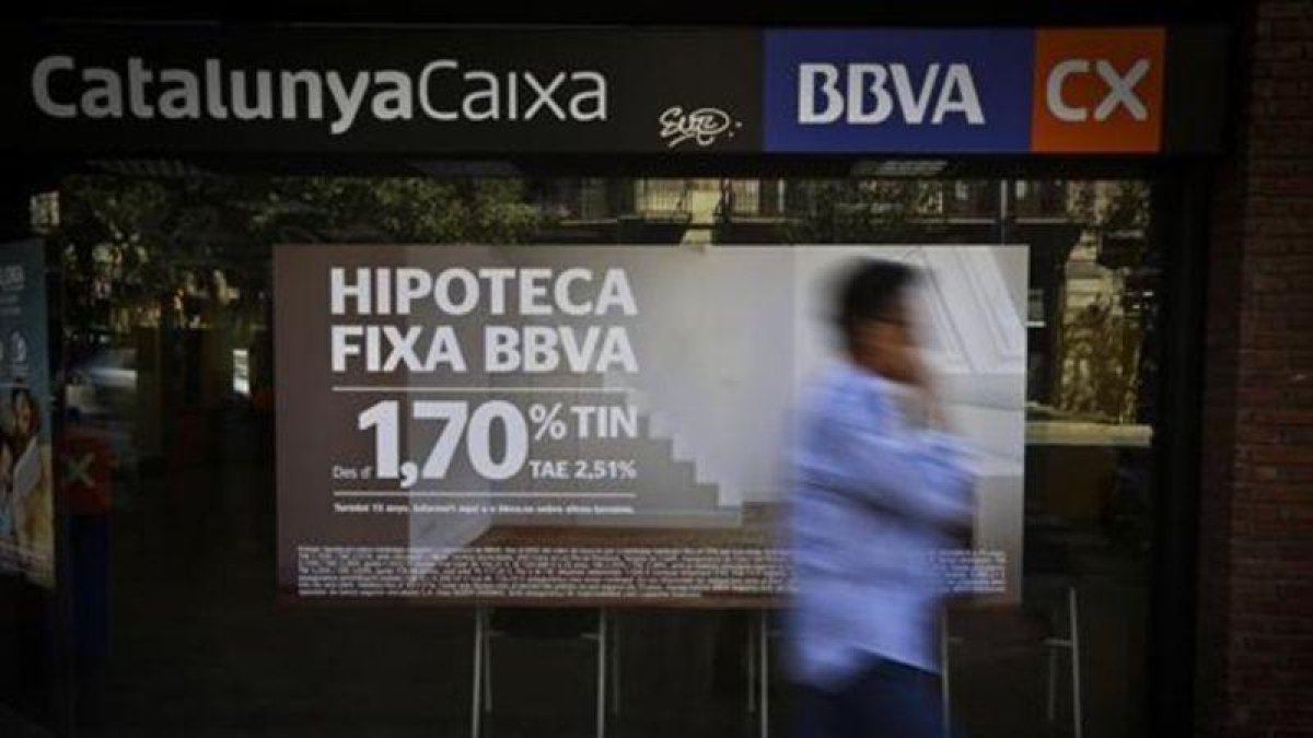 Oferta hipotecaria en una entidad bancaria en Barcelona.-DANNY CAMINAL