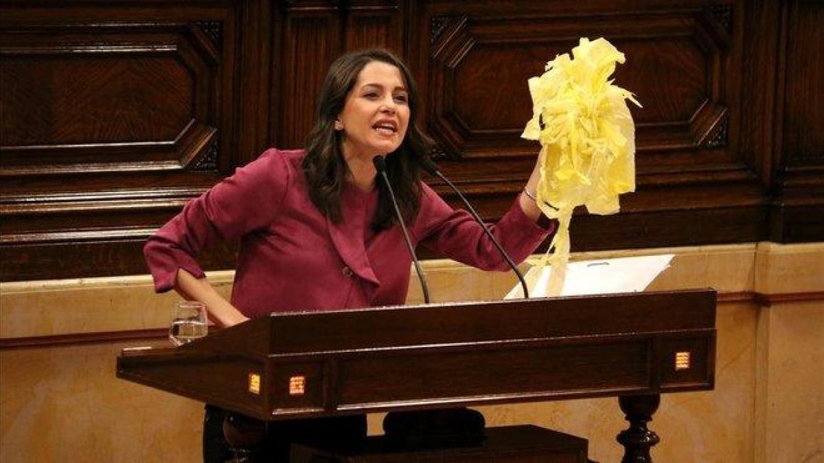 La diputada de Ciudadanos Inés Arrimadas, exhibiendo en el Parlamento lazos amarillos retirados por ella misma.-MAR VILA (ACN)