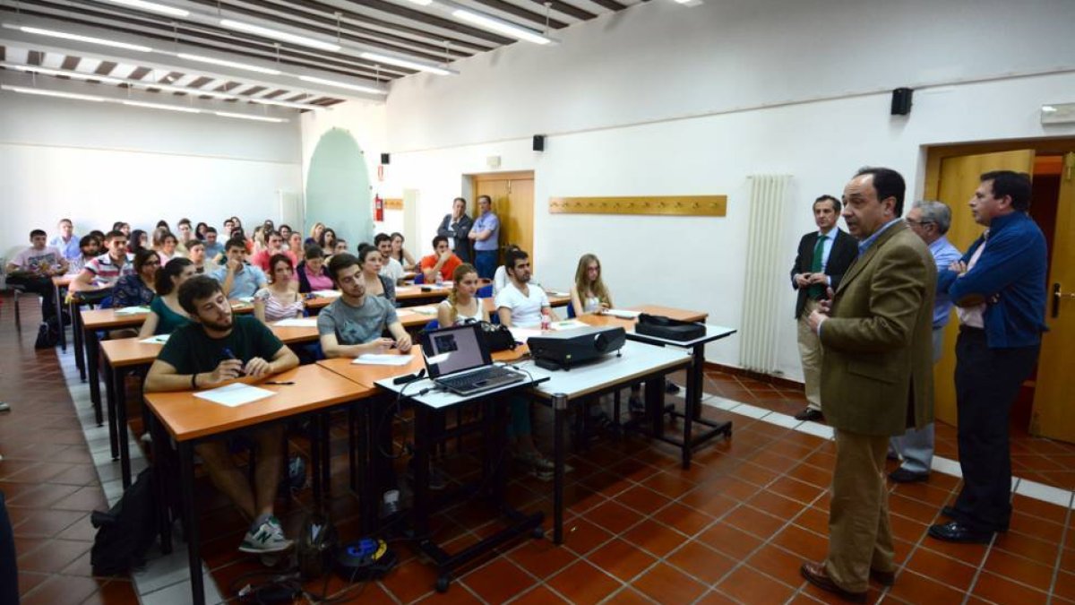 El delegado territorial de la Junta, en primer término, durante la presentación de los cursos.-ÁLVARO MARTÍNEZ