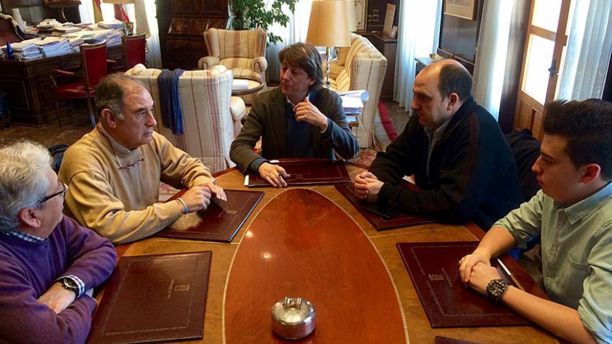Representantes del Calasanz y el San José en la reunión de ayer con el alcalde.-Foto cedida por el Ayuntamiento