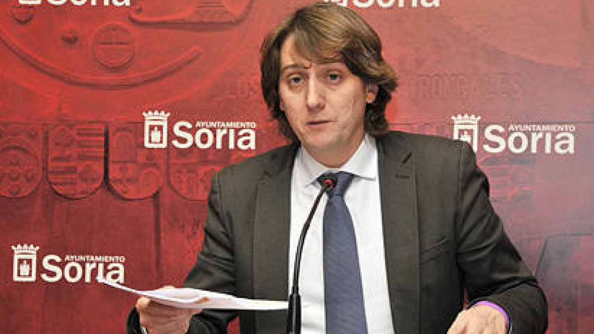 Carlos Martínez Mínguez en el Ayuntamiento de Soria. / VALENTÍN GUISANDE-
