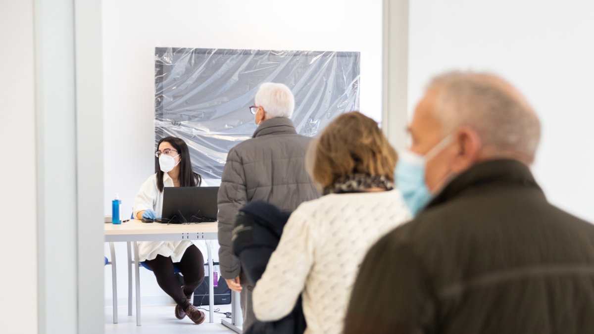Vacunación de personas de entre 66 y 69 años, en el nuevo edificio del Hospital Santa Bárbara. GONZALO MONTESEGURO