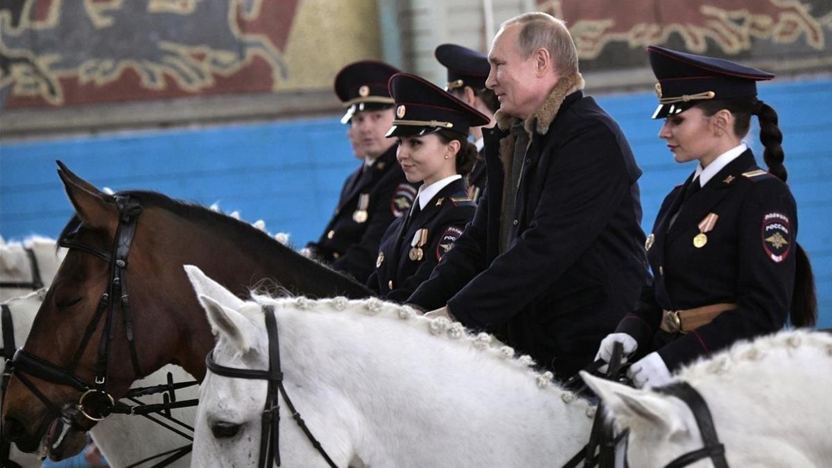 El presidente de Rusia, Vladímir Putin, sobre un caballo junto a agentes de policía de la unidad montada de Moscú, el 7 de marzo del 2019.-REUTERS