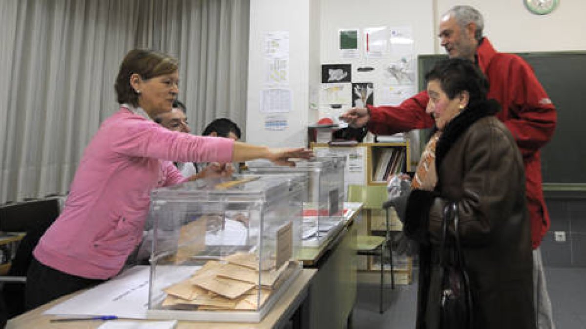 Votantes sorianos en un colegio electoral./ V. G. -