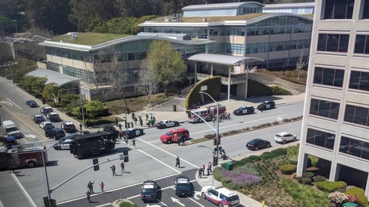 Despliegue policial en torno a la sede de Youtube tras el aviso de tiroteo.-SOCIAL MEDIA