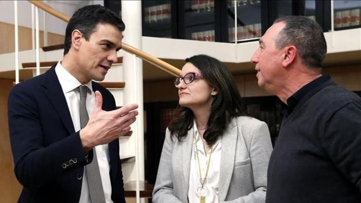 El líder del PSOE, Pedro Sánchez, conversa con Mónica Oltra y Joan Baldoví, dirigentes de Compromís, en el Congreso.-JUAN MANUEL PRATS