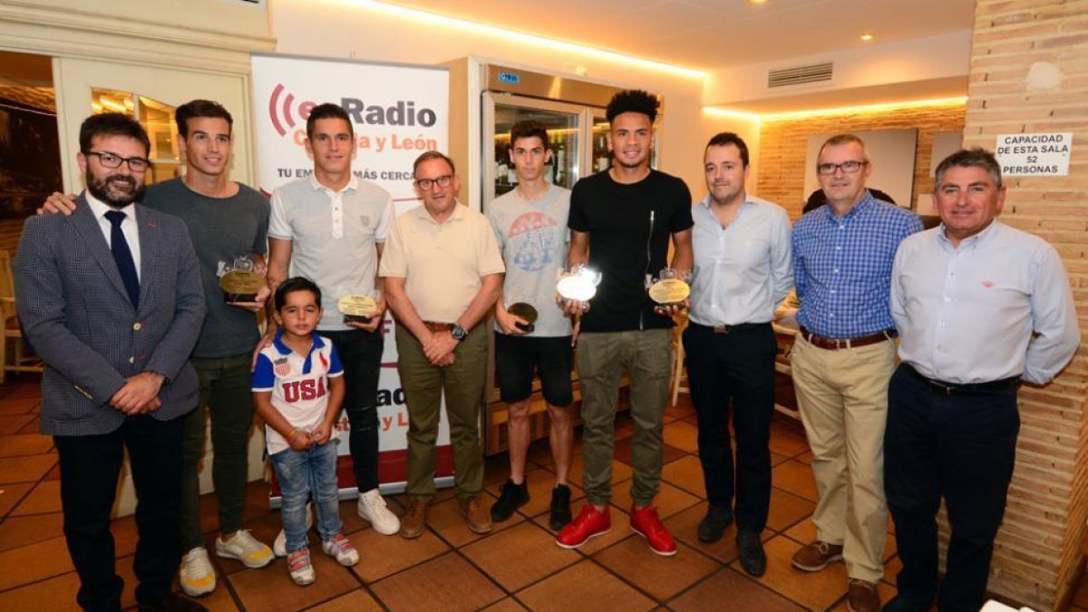 Foto de familia de los patrocinadores y representantes del C.D. Numancia durante los premios Castilla y León Es Radio Soria a los mejores jugadores rojillos de la temporada 15-16.-ÁLVARO MARTÍNEZ