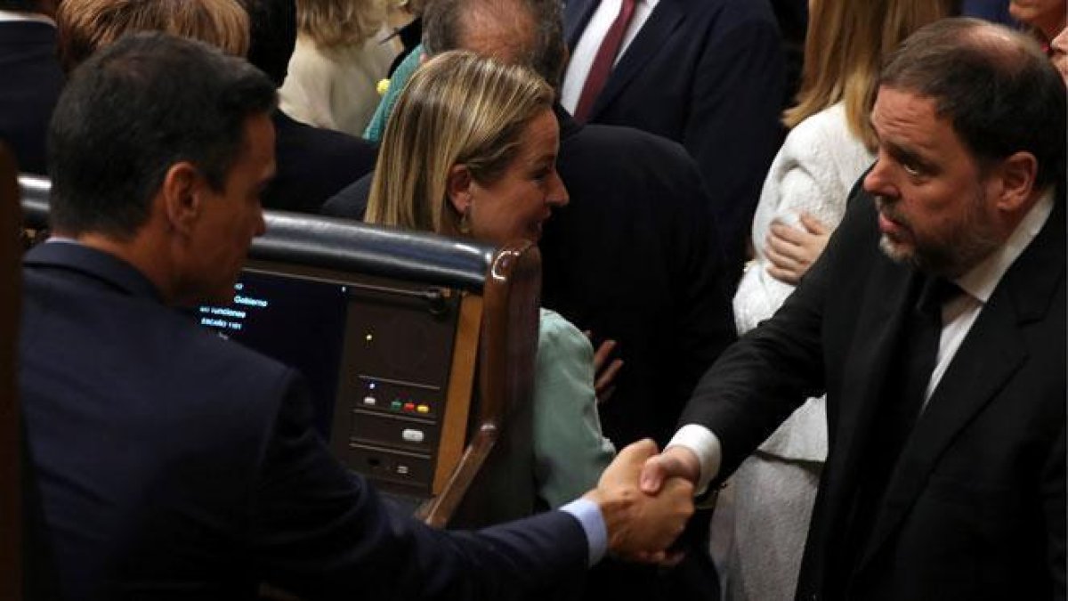 Oriol Junqueras saluda a Pedro Sánchez en el Congreso.-J.J. GUILLÉN