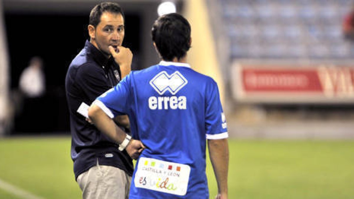 Machín cumplirá su segundo año al frente del Numancia. / V. Guisande-
