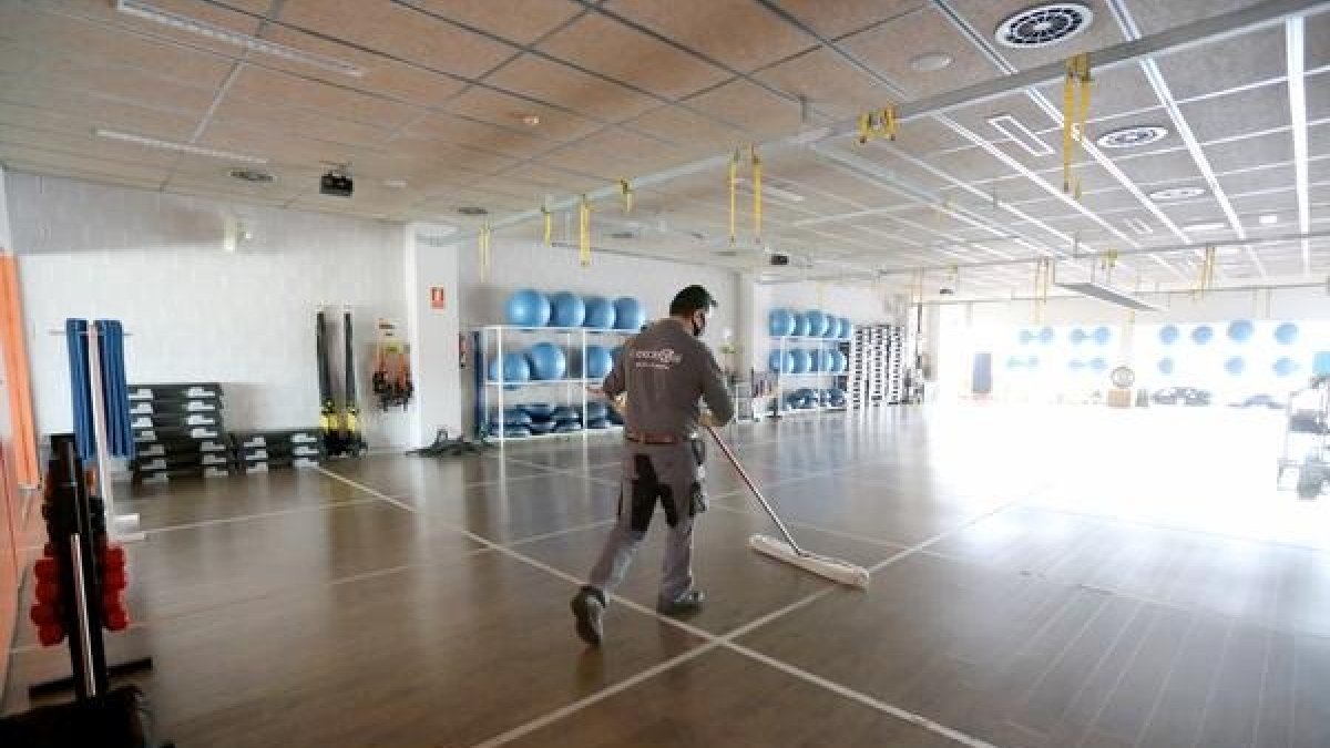 Limpieza de un gimnasio de Valladolid.-ICAL