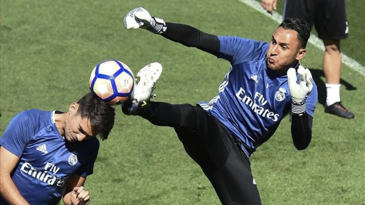 Keylor Navas realiza una entrada peligrosa durante el entrenamiento de este sábado.-EFE