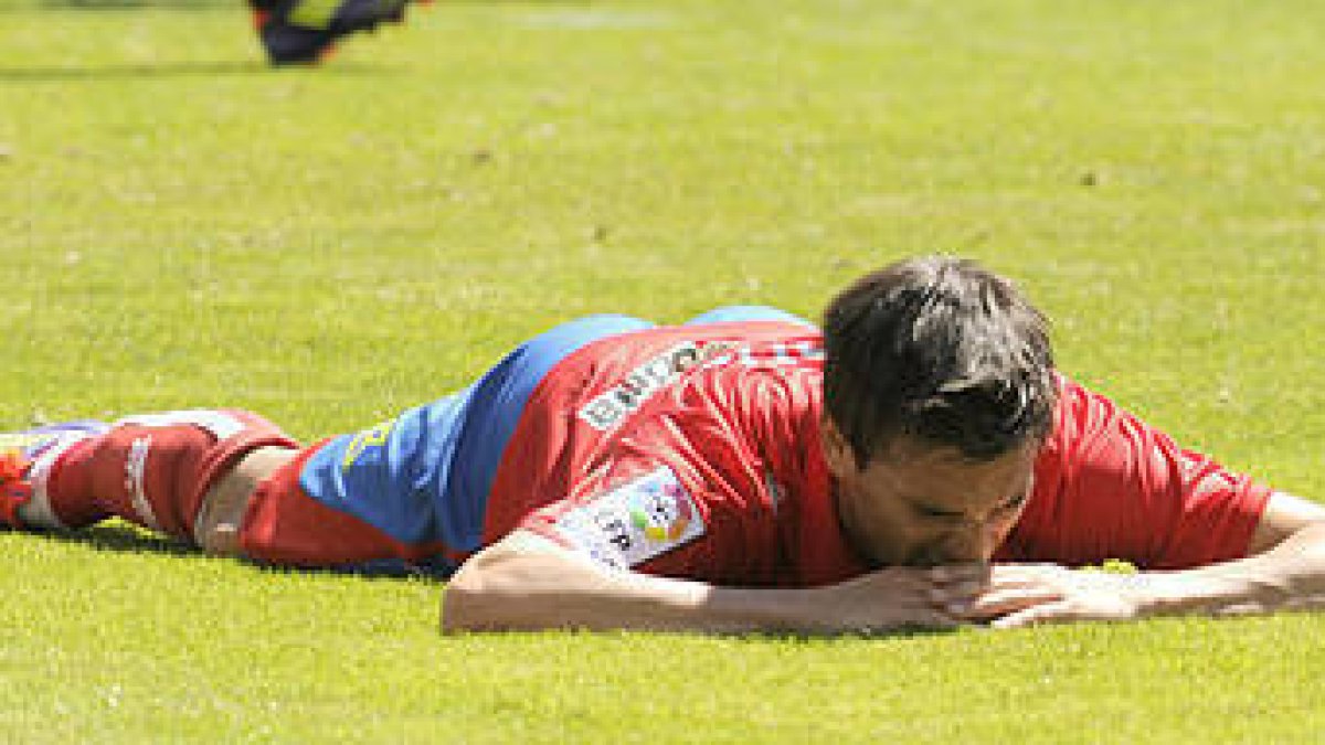 Natalio, decepcionado tras errar una clara ocasión ante el Nástic. / V. Guisande-