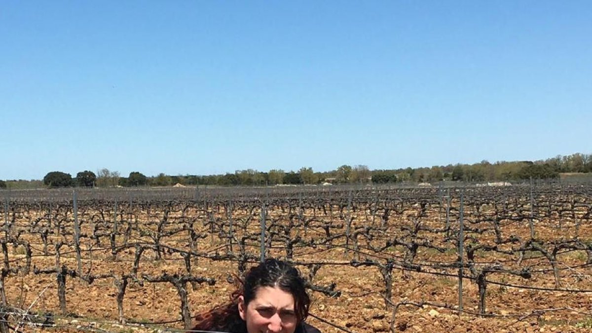 Yara Alonso en su explotación de Pesquera de Duero (Valladolid).-E. M.