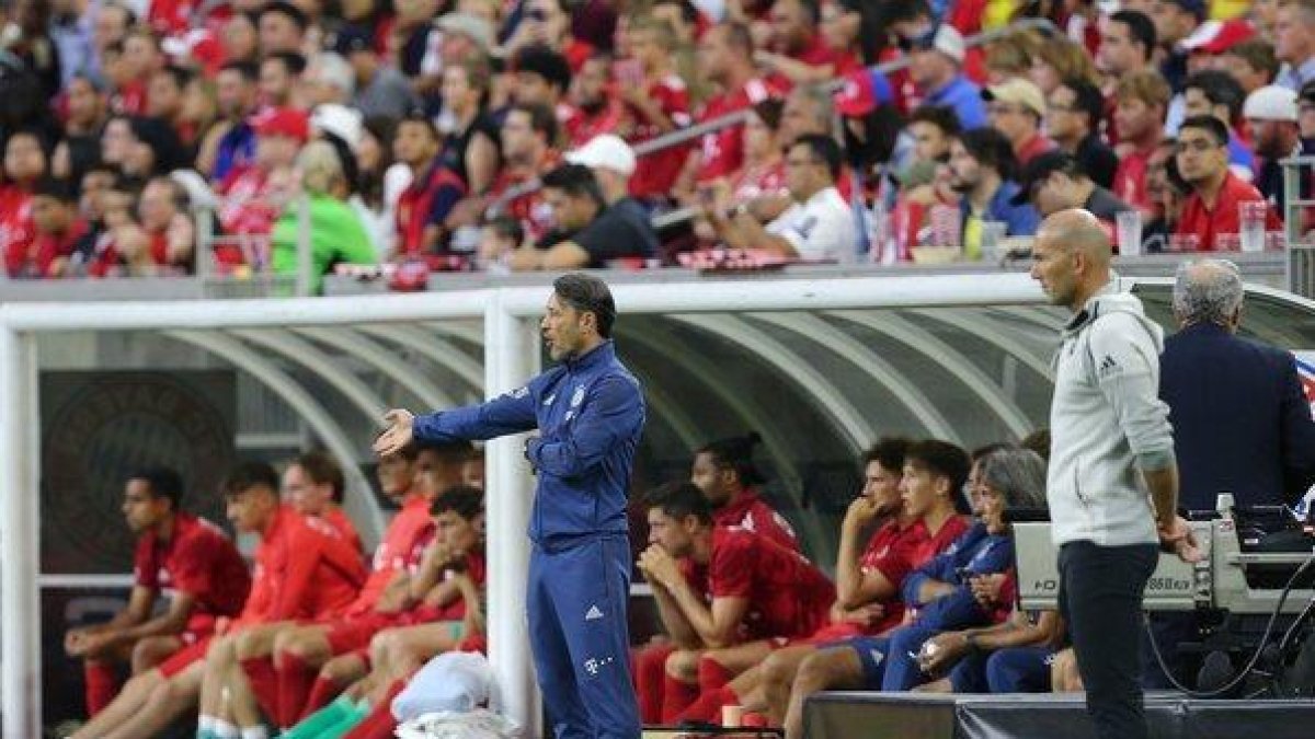 Zidane (d) en el banquillo del Madrid durante el primer partido de la temporada.-EFE
