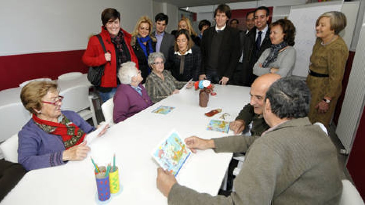 Milagros Marcos visitó ayer la unidad de estancias diurnas del Centro de Día de Santa Bárbara. / VALENTÍN GUISANDE-