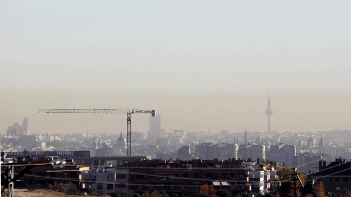 Vista de la polución que se aprecia en la ciudad de Madrid.-PAOLO AGUILAR (EFE)