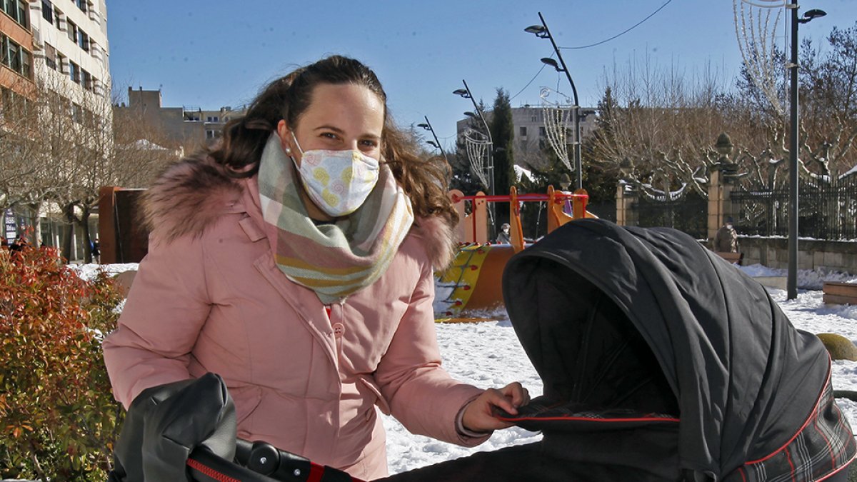 Estefanía paseando por las calles de Soria.-MARIO TEJEDOR