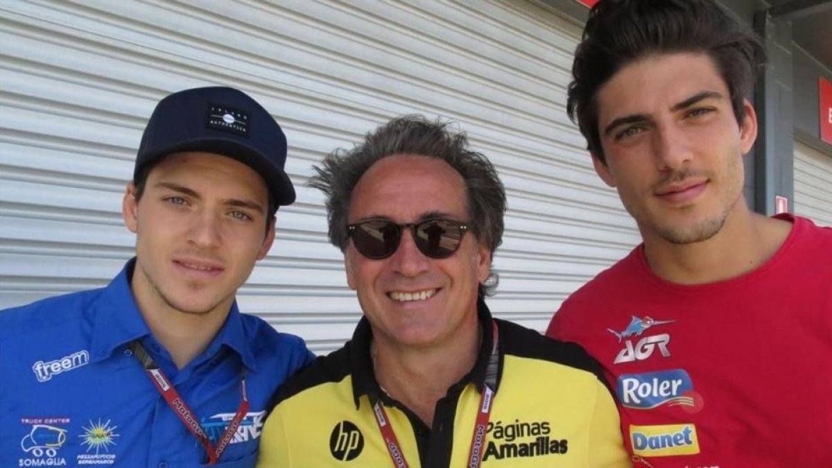 Sito Pons, entre sus hijos Edgar (izquierda) y Axel.-EMILIO PÉREZ DE ROZAS