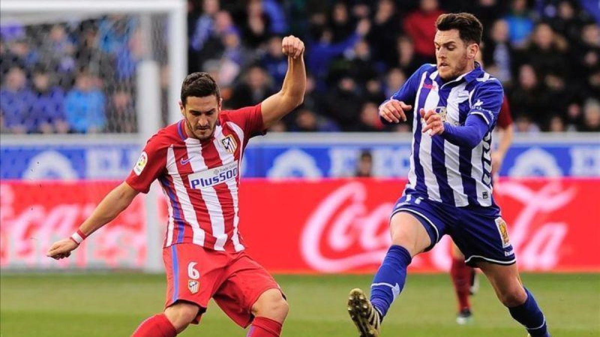 Koke centra con la oposición de Ibai Gómez.-AFP / ANDER GILLENEA
