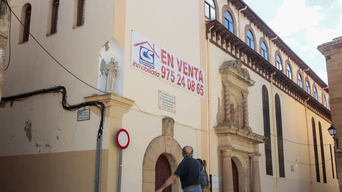 Cartel anunciando la venta del colegio.