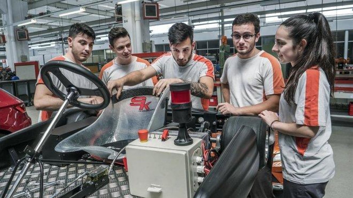 Estudiantes de FP Dual, en la fábrica de Seat, en junio del 2018.-RICARD FADRIQUE