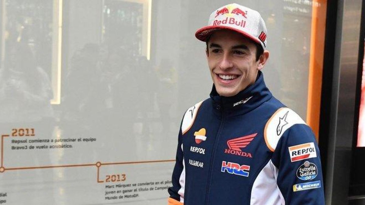 Marc Márquez (Honda), el pasado 21 de noviembre, en Madrid, en la exposición de monos de competición de Repsol.-EFE / VÍCTOR LERENA