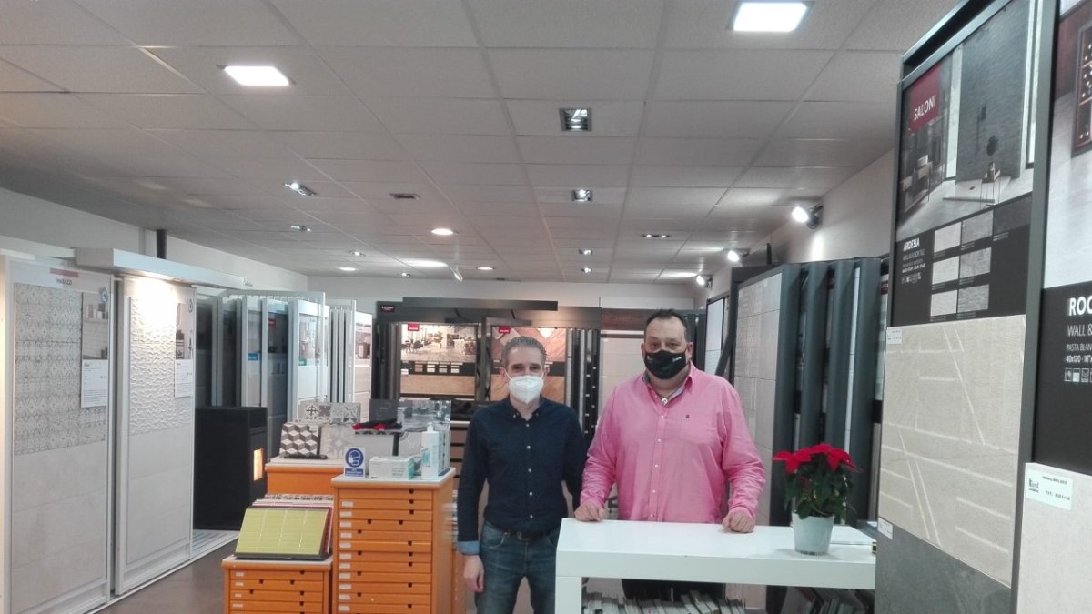 Manuel Acero y Santiago Marín en la empresa Komik Cerámicas. HDS