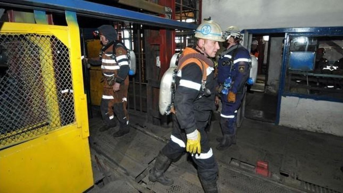 Miembros de los servicios de rescate en la mina de carbó Severnaya.-