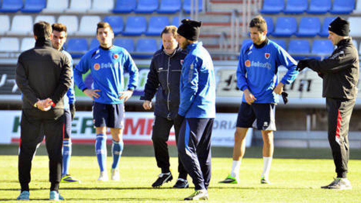 Anquela y varios de sus jugadores en el entreno de ayer en Los Pajaritos. / Álvaro Martínez-