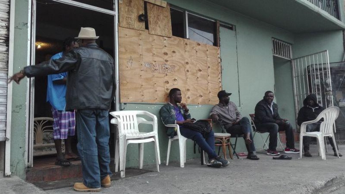 Un grupo de haitianos en uno de los edificios que habitan en el centro de Tijuana.-AITOR SÁEZ