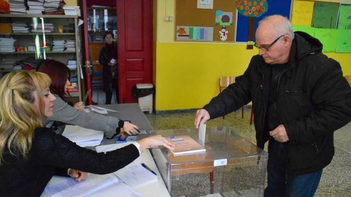 Un votante en las elecciones griegas.-Foto: EVANGELOS BOUGIOTIS / EFE