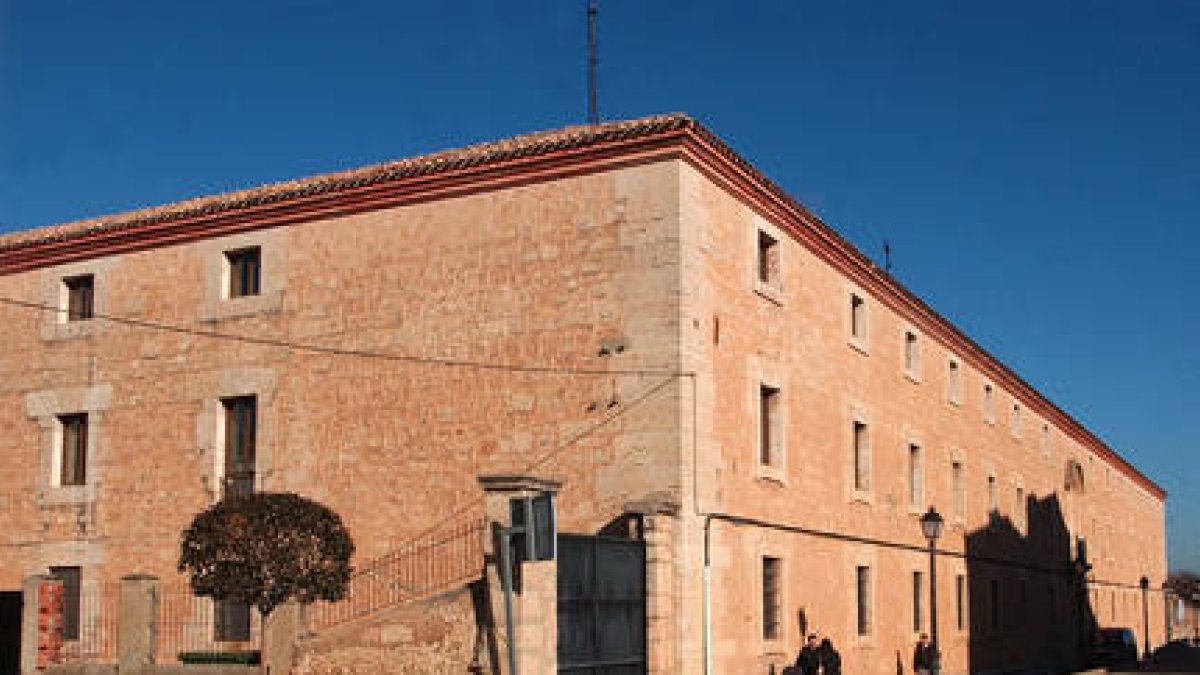 Exterior de la residencia San José de El Burgo de Osma. / FERNANDO SANTIAGO-
