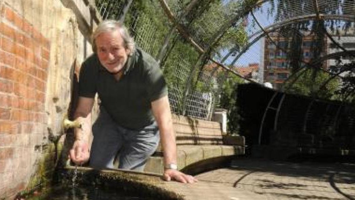 Jesús Bárez en la fuente. / VALENTÍN GUISANDE-