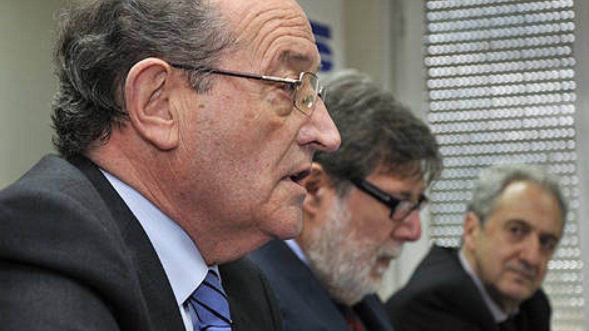 Fernández, Aparicio y Romo durante la rueda de prensa de ayer en Foes. / VALENTÍN GUISANDE-