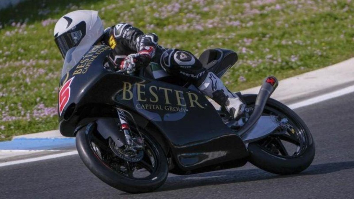 El piloto español Jaume Masiá y su KTM, en los ensayos de Jerez de hoy.-MOTOGP.COM