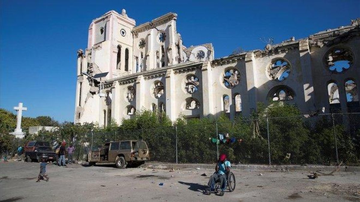 Vista general de la Catedral de Puerto Principe destruida hace una decada por un terremoto este jueves en Puerto Principe (Haiti).-ORLANDO BARRIA (EFE)