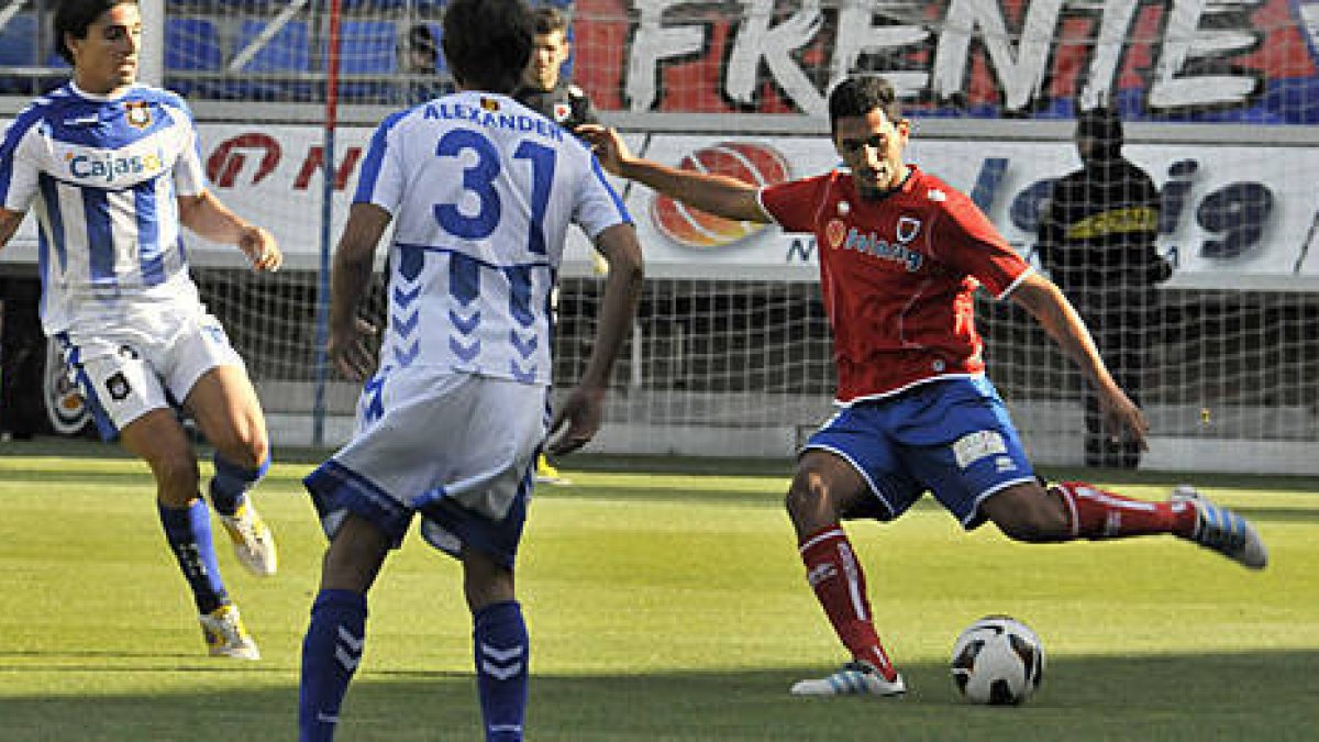 Juanma es uno de los nuevos centrales del equipo esta temporada. / DIEGO MAYOR-