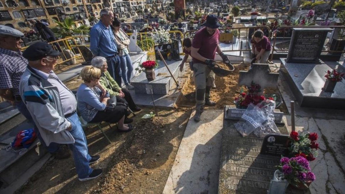 Varios familiares de represaliados franquistas asisten al inicio de los trabajos de exhumación de una fosa común en el cementerio de Paterna (Vàlencia).-/ MIGUEL LORENZO