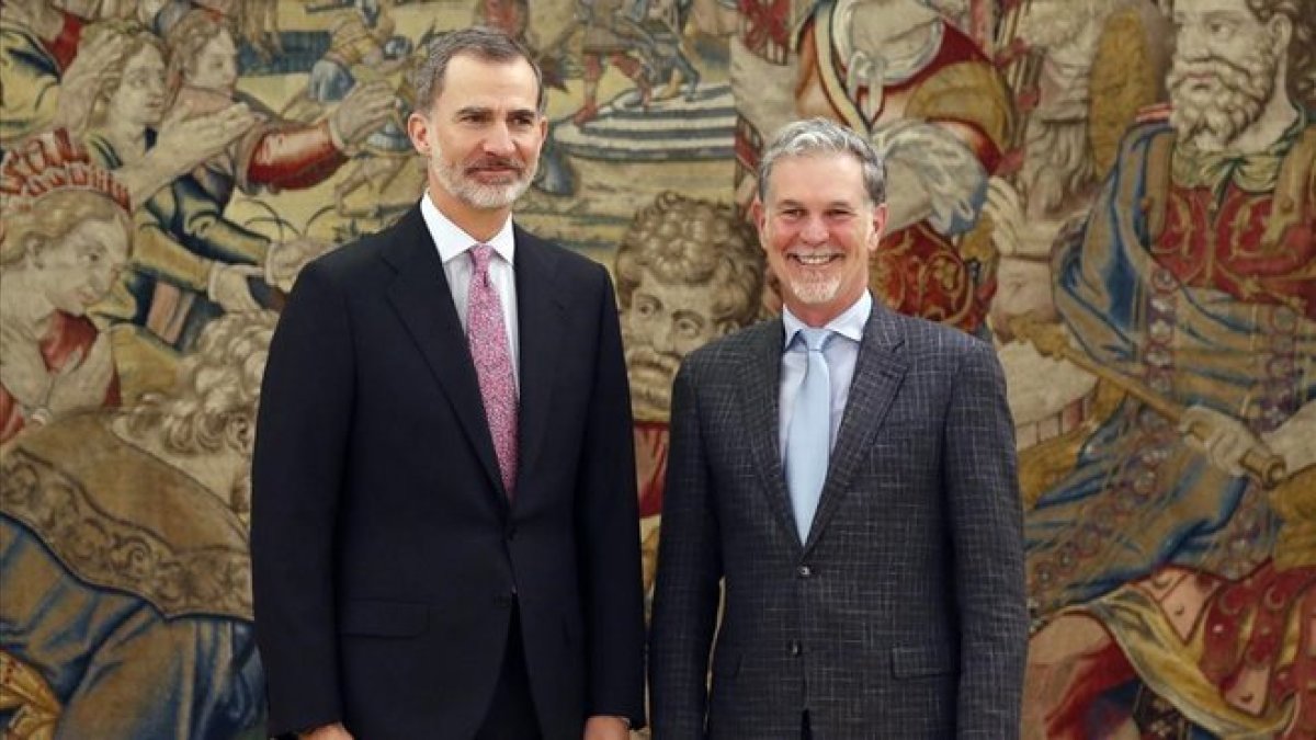 El Rey Felipe VI con el CEO de Netflix, Red Hastings, en el Palacio de la Zarzuela.-JAVIER LIZÓN (EFE)