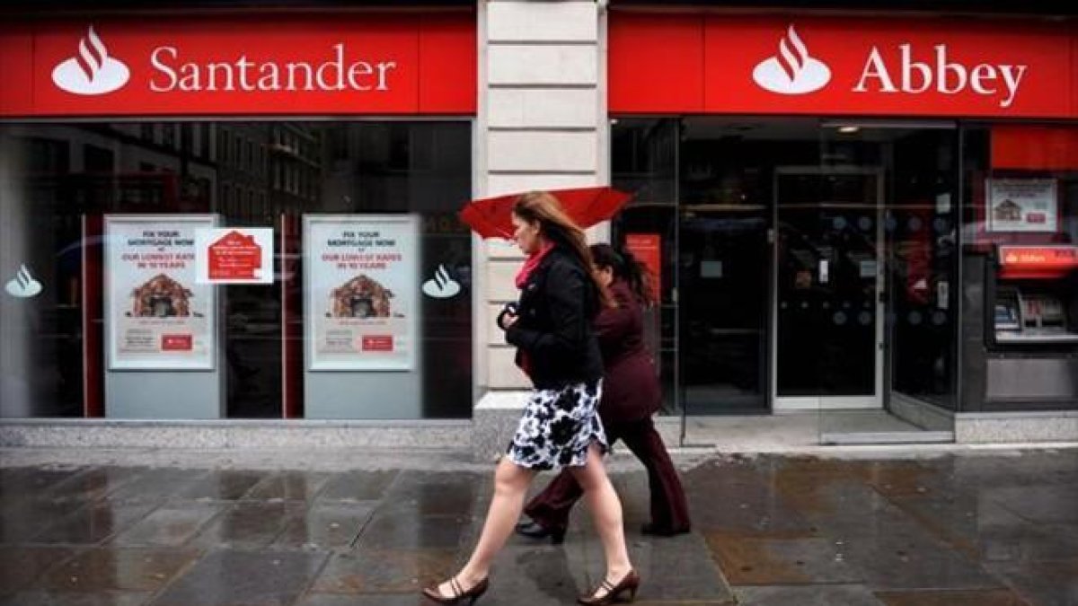 Una oficina del Banco Santander en Reino Unido.-EFE / ANDY RAIN