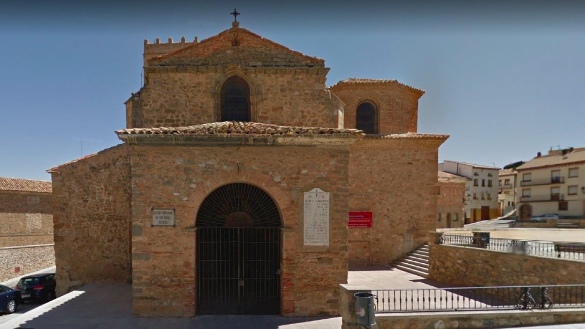 Iglesia de San Miguel con la placa a la derecha en color blanco. HDS