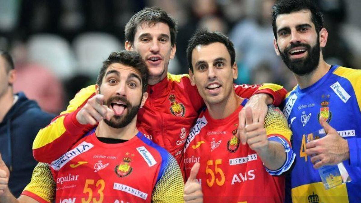 Jugadores de la selección celebrando el triunfo ante Polonia durante el TIE.-RFEBM