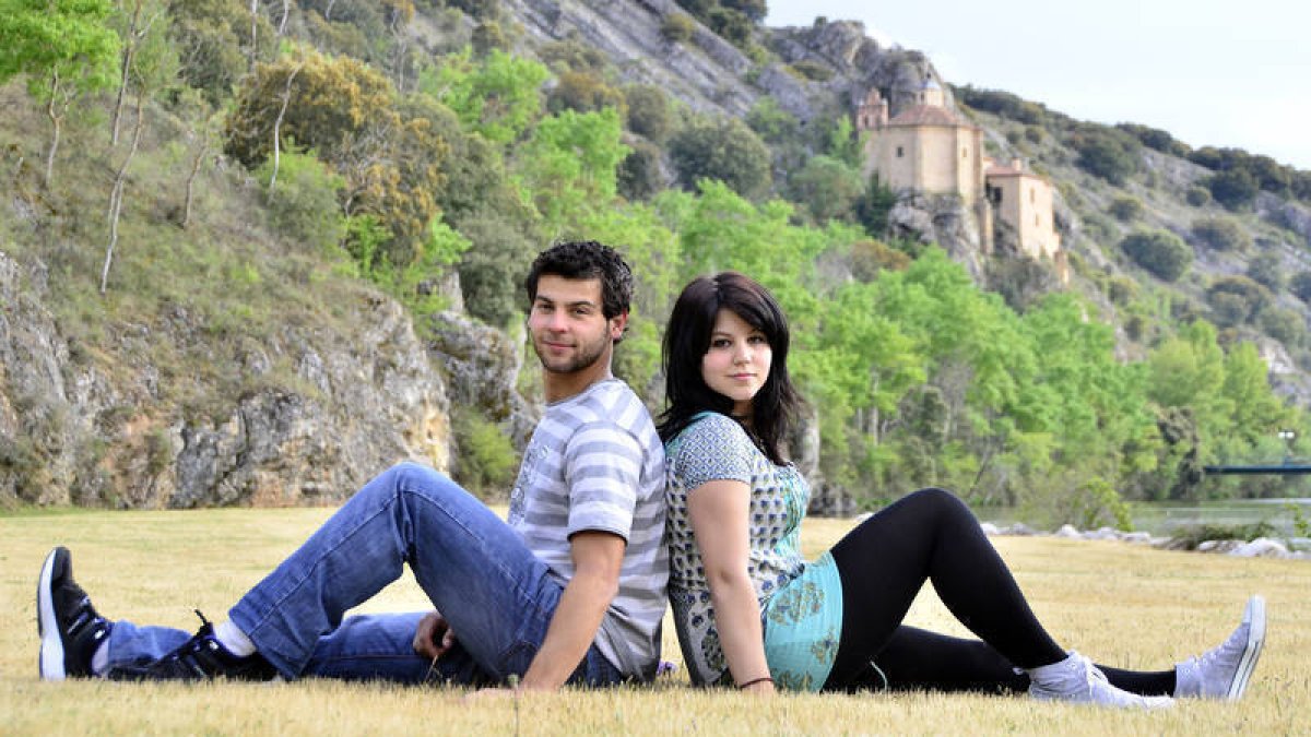 Esther e Iván, jurados de Santo Tomé, San Clemente y San Martín, en la pradera de San Polo. / ÁLVARO MARTÍNEZ-