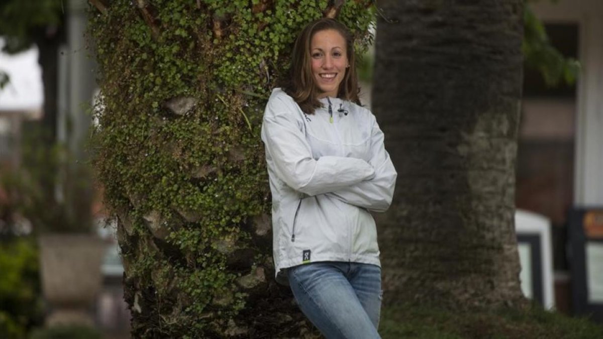 La nadadora Jessica Vall posa en el jardín del CN Sant Andreu, el club donde se siente como en casa y prepara el reto olímpico.-JORDI COTRINA