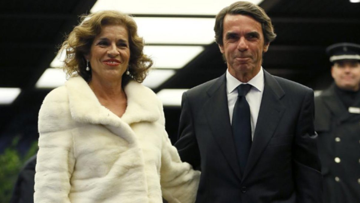 José María Aznar y su esposa, Ana Botella.-EFE / JUANJO MARTÍN