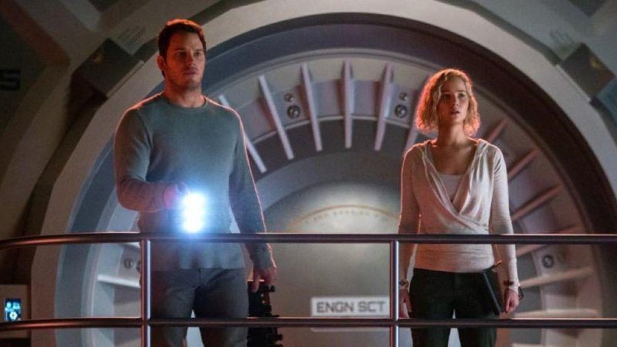 Chris Pratt y Jennifer Lawrence, en un fotograma de 'Passengers'.-